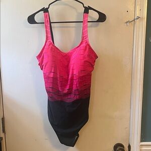 LIKE NEW REEBOK 18 Pink & Black Ombre One-Piece Swimsuit 🩷